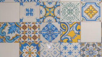 Parede em material de cerâmica decorativa estilo mosaico - Laudo de Materiais Cerâmicos