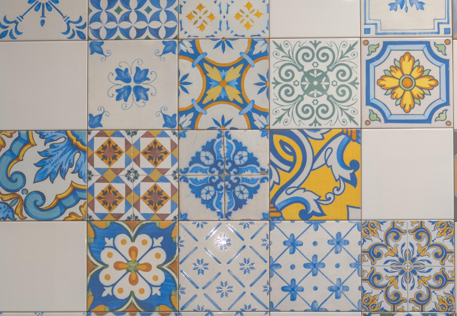 Parede em material de cerâmica decorativa estilo mosaico - Laudo de Materiais Cerâmicos