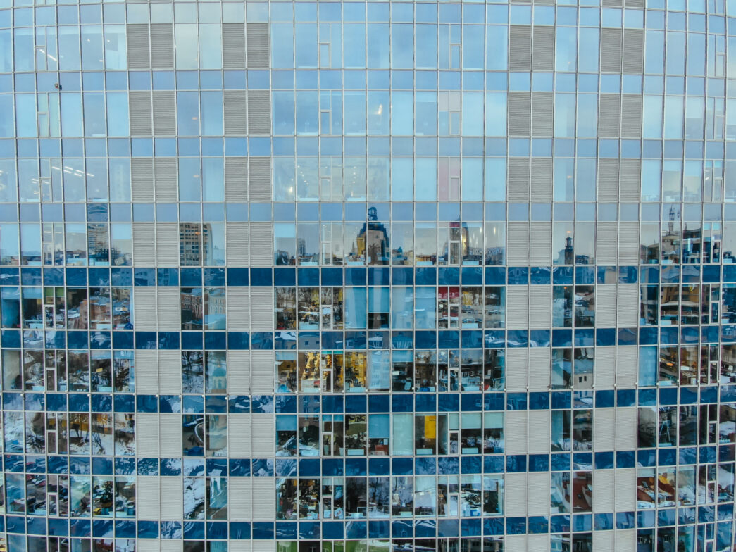 Fachada de vidro de um prédio comercial em área urbana - Laudo Esquadrias