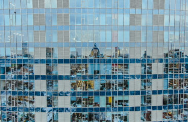 Capa Fachada de vidro de um prédio comercial em área urbana - Laudo Esquadrias