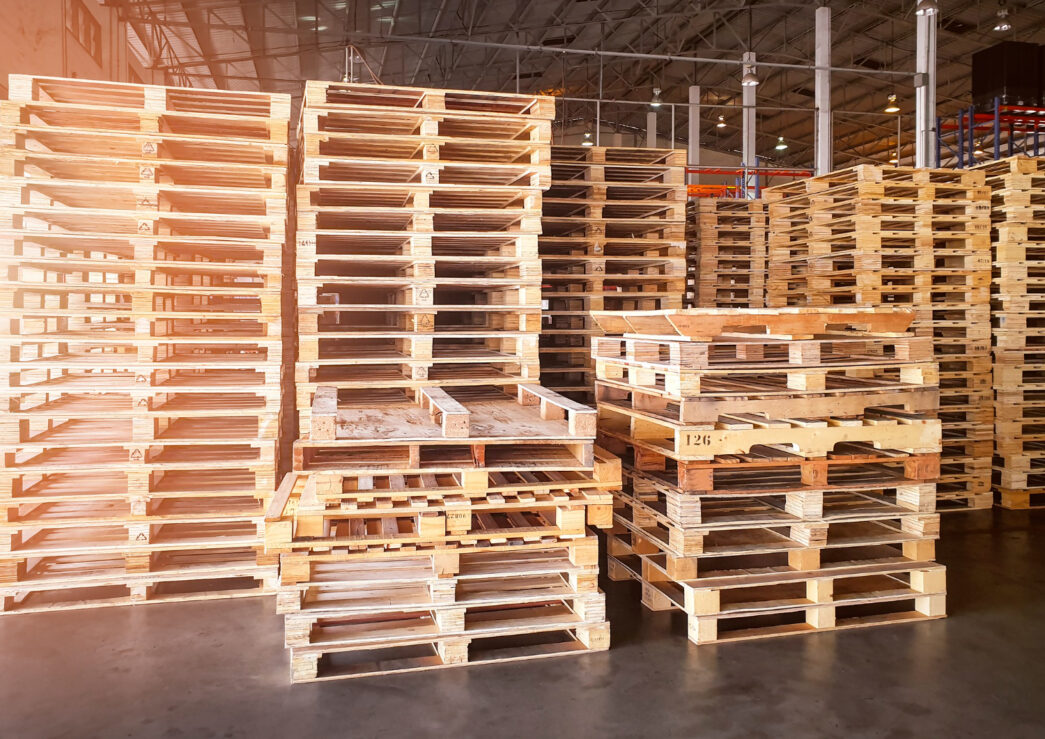 Pallets de madeira em um barracão industrial. - Curso Laudo de Pallets