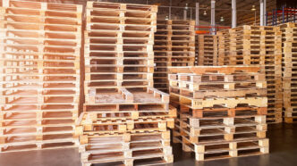Pallets de madeira em um barracão industrial. - Curso Laudo de Pallets