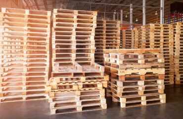 Pallets de madeira Pallets de madeira em um barracão industrial. - Curso Laudo de Pallets