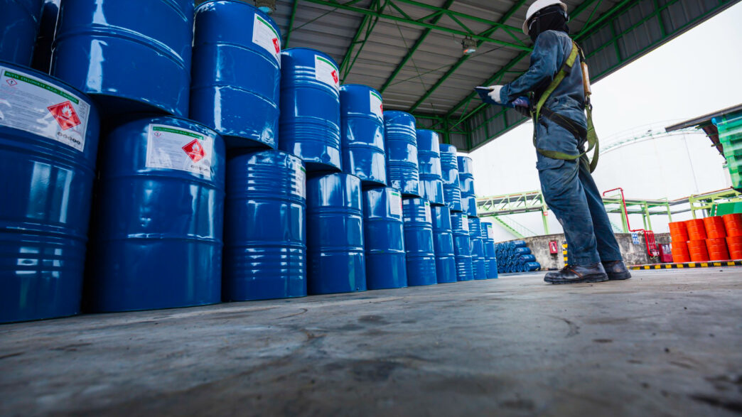 Homem verificando o estoque em uma armazém de produtos químicos - Armazenamento Produtos Químicos NBR17160