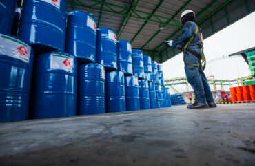 Capa Armazenamento de produtos quimicos Homem verificando o estoque em uma armazém de produtos químicos - Armazenamento Produtos Químicos NBR17160