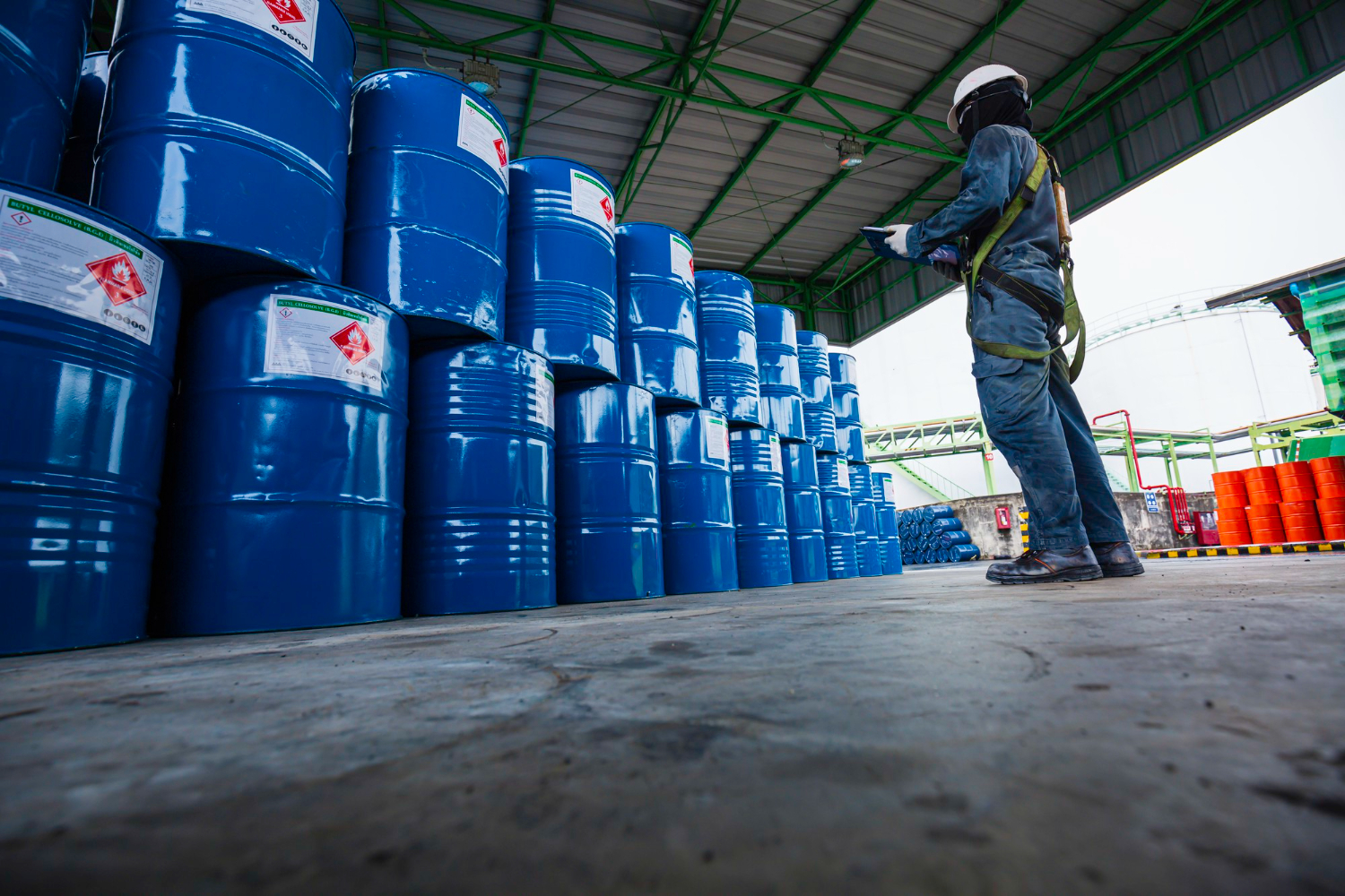 Homem verificando o estoque em uma armazém de produtos químicos - Armazenamento Produtos Químicos NBR17160