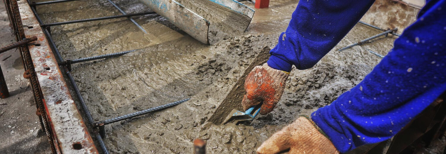 Homem realizando concretagem em uma obra - Laudo Agregados em Concreto