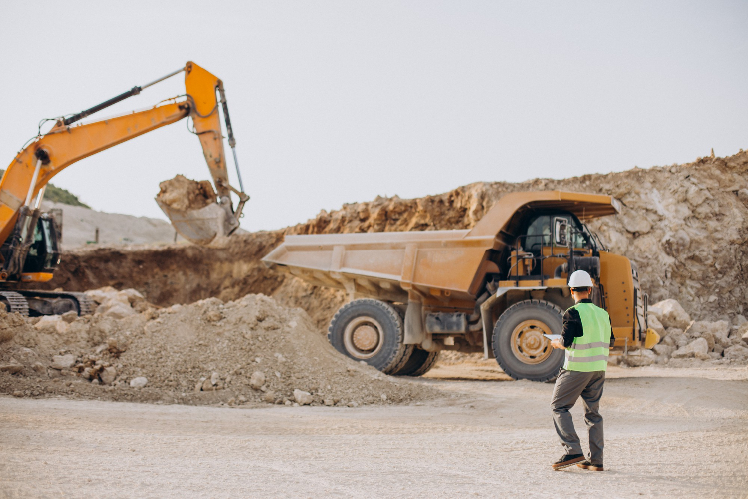 Engenheiro Vistoriando Trabalho sendo Realizado com Máquinas na Mineração