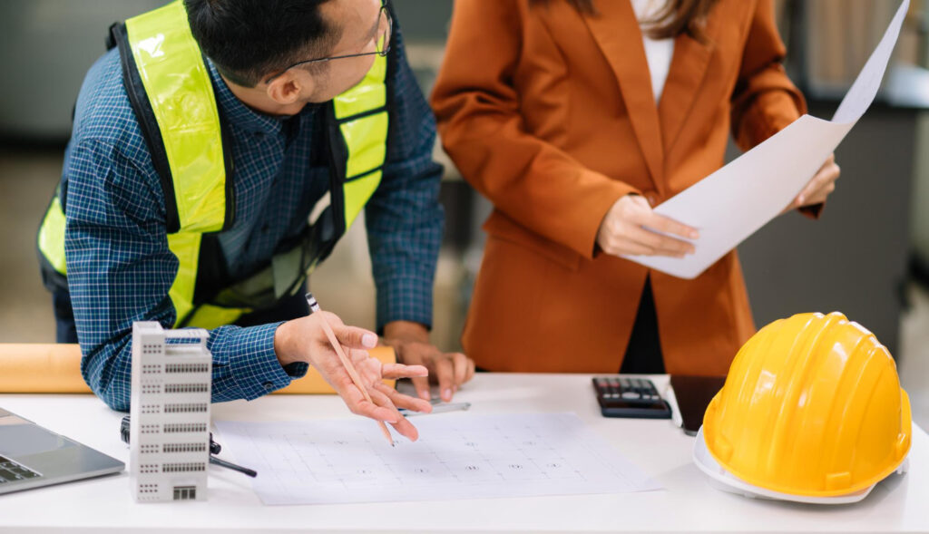 Engenheiro em uma consultoria em campo de obra