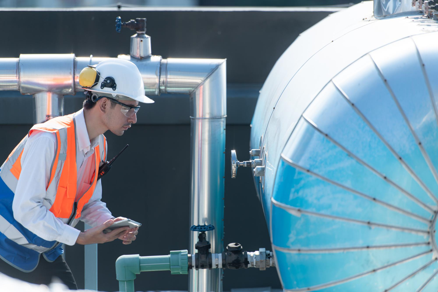 Engenheiro realiza inspeção para elaboração de Laudo Técnico de Desgaseificação em tanque acoplado a gerador, assegurando conformidade com padrões de segurança e eficiência operacional - Laudo Técnico de Desgaseificação