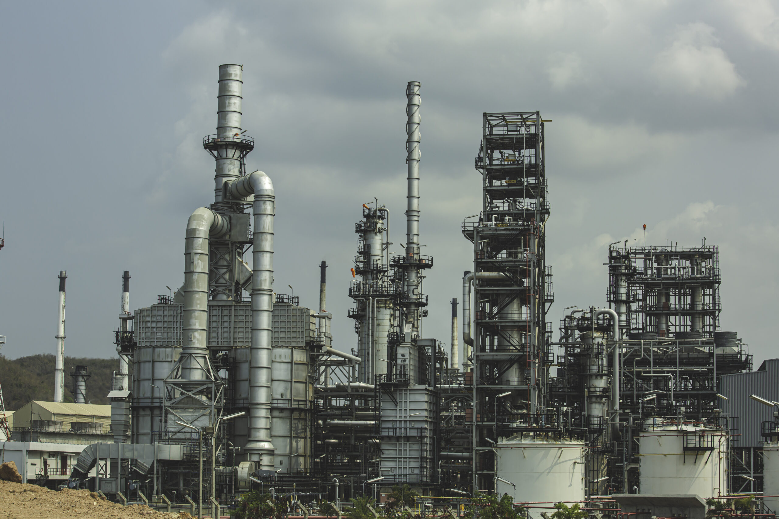 Instalação industrial sujeita aos requisitos de segurança e gestão de riscos da NR 20.