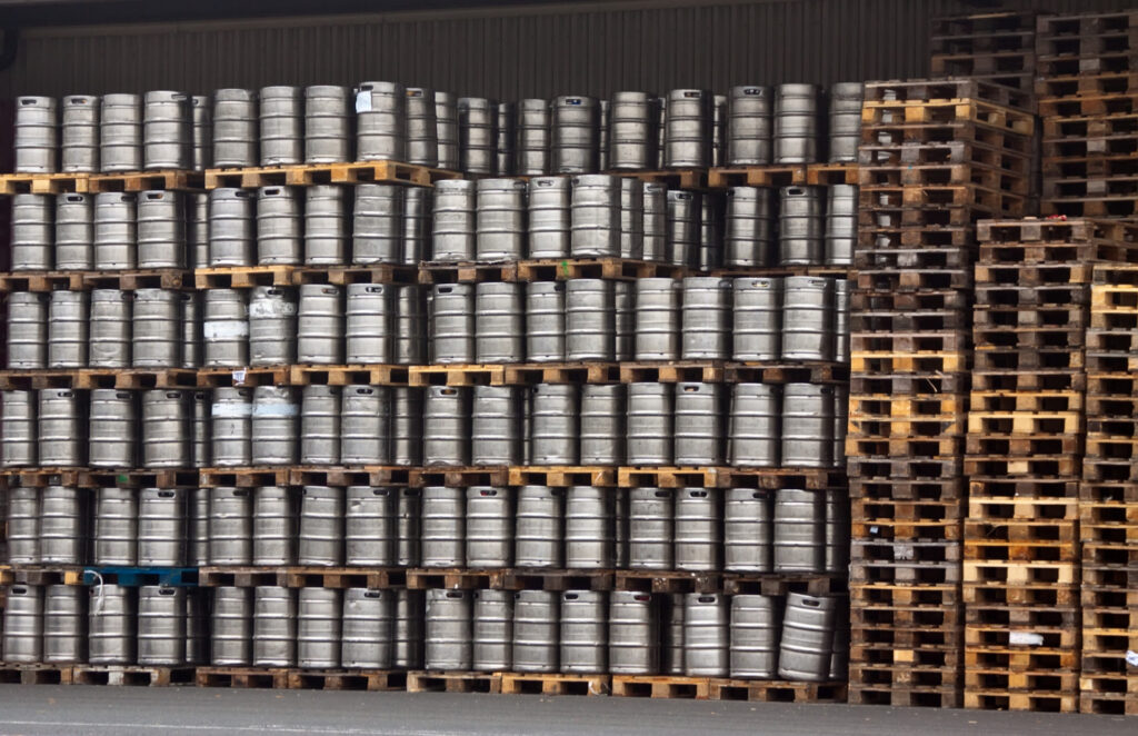 Estoque vertical industrial com pallets de madeiras. Curso Laudo de Pallets