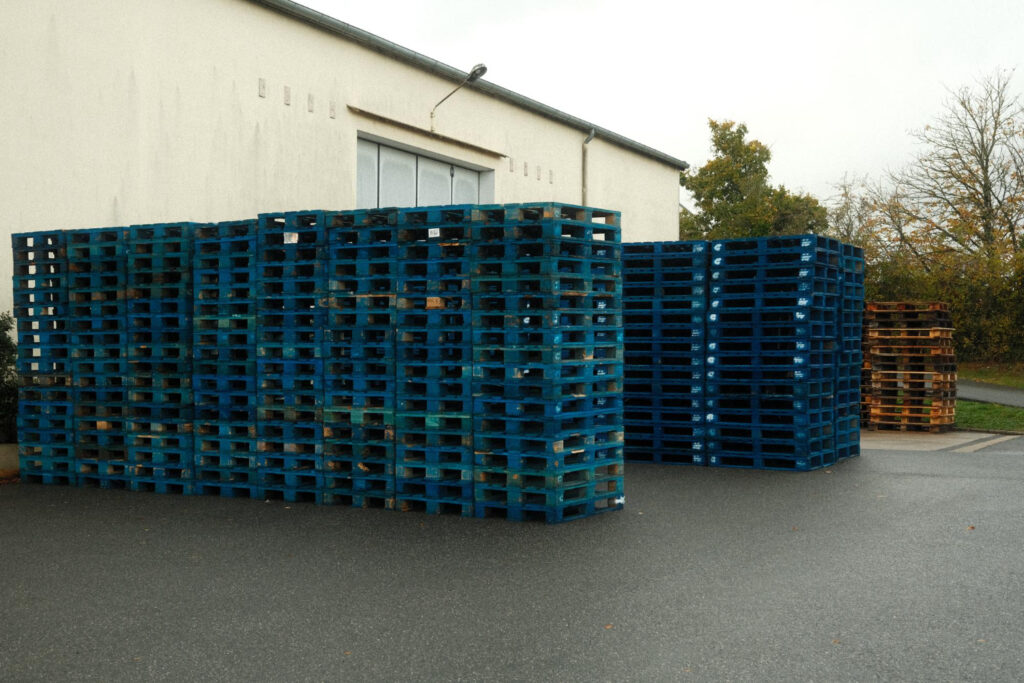 Pallets de plásticos em área externa. - Curso Laudo de Pallets