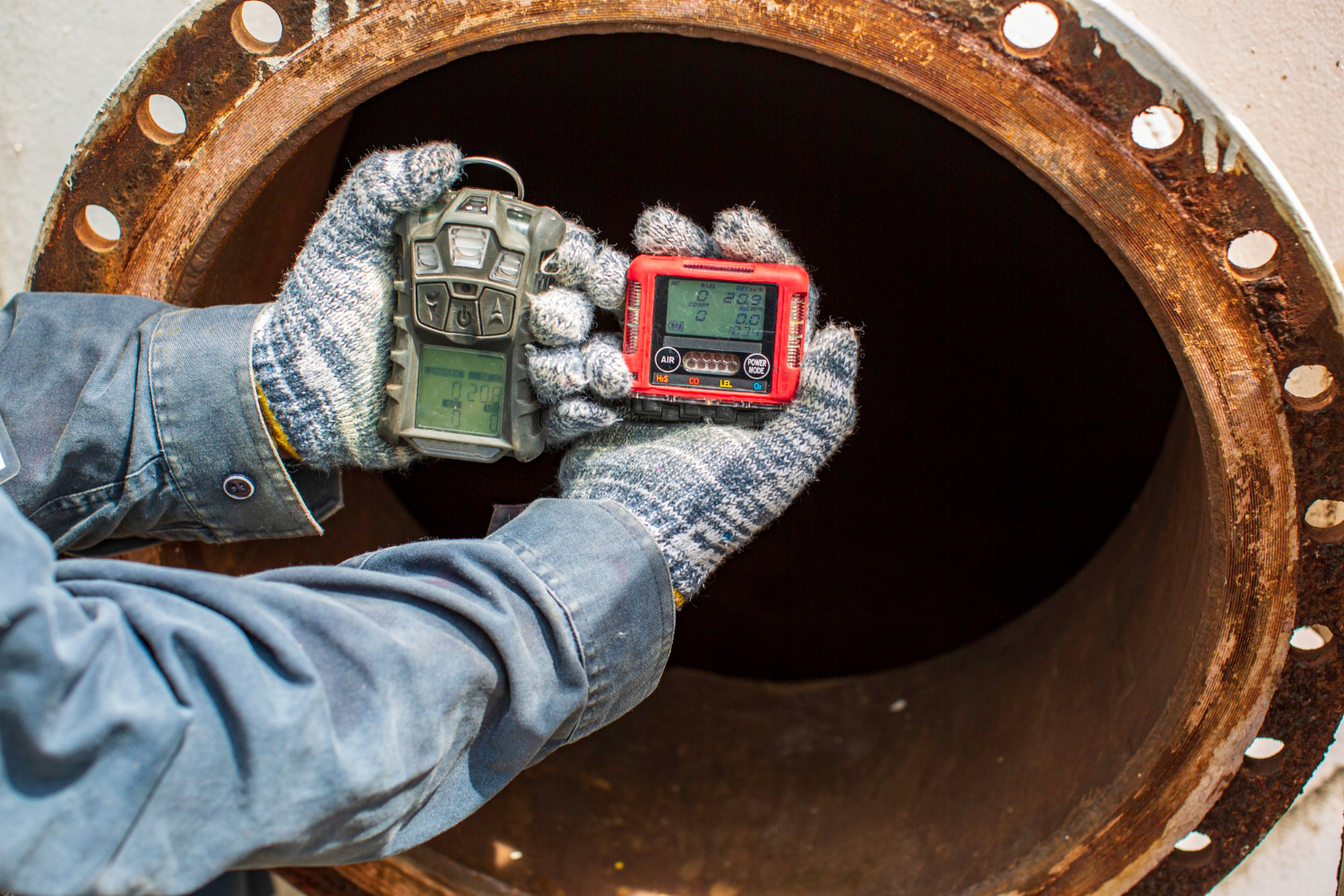 Utilização de detectores de múltiplos gases é uma prática essencial no Programa de Entrada de Trabalhadores (PET) conforme a NR 33, garantindo um ambiente seguro para as operações - Curso NR 33