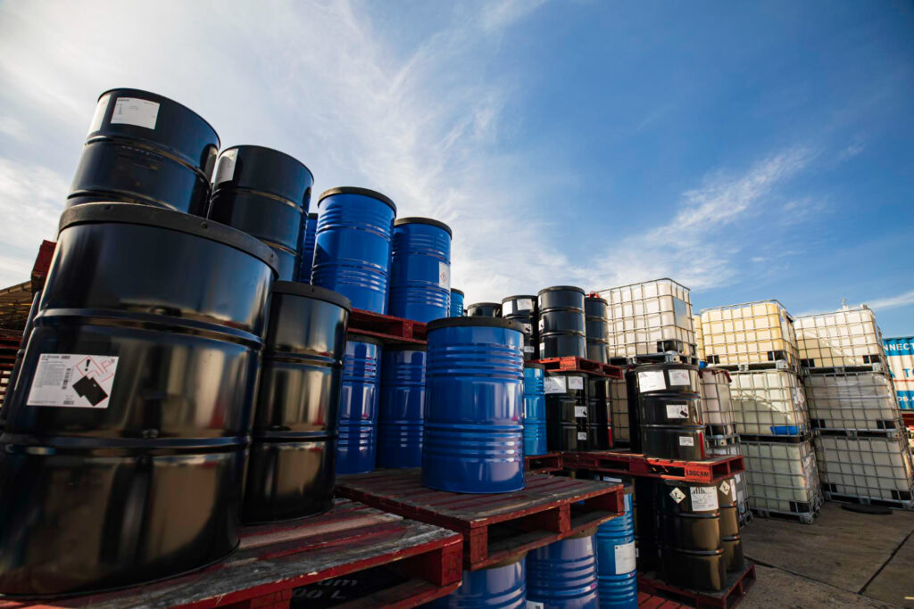 Armazém de produtos químicos em campo aberto. Armazenamento Produtos Químicos NBR17160