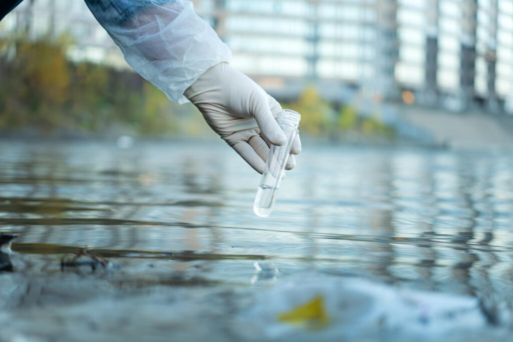Coleta de amostras de água para analise de contaminação ambiental - Consultoria Investigação Passivos Ambientais