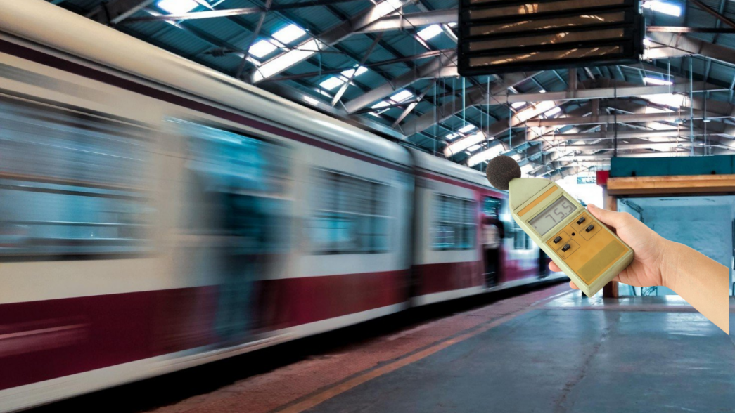 Decibelímetro em analise em estação de trem. - Curso Laudo Vibração Ambiental