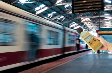freepik-projeto-sem-titulo-20241113202301IXU4 Decibelímetro em analise em estação de trem. - Curso Laudo Vibração Ambiental