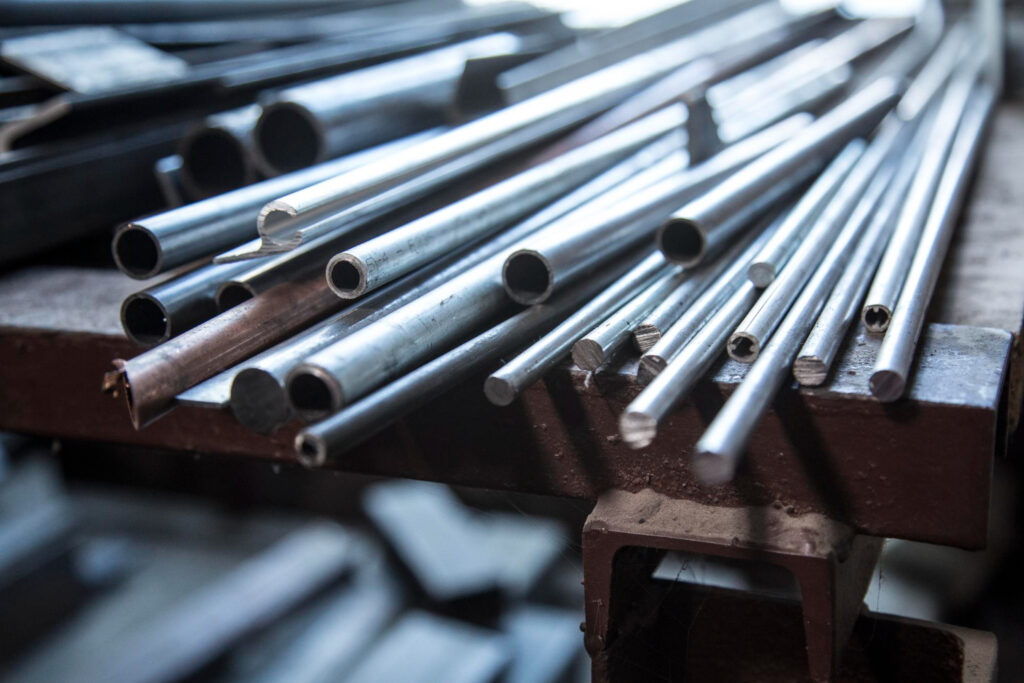 Materiais metálicos armazenados em uma metalúrgica. - Laudo Laboratório Químico Metais 