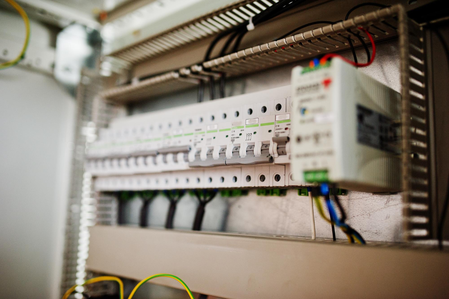 Vista interna de um quadro de disjuntores, exemplificando a organização e a segurança necessárias para atender ao padrão de entrada de energia. - Curso Padrão Entrada Energia.
