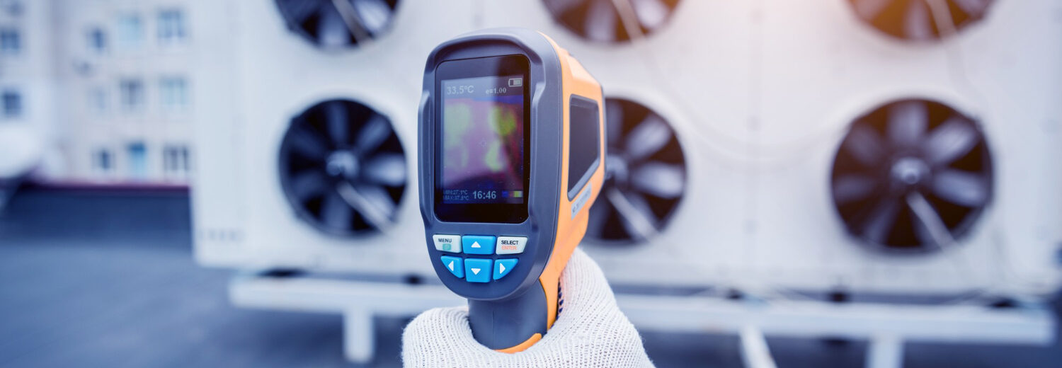 O técnico usa um termômetro infravermelho de imagem térmica para verificar o trocador de calor da unidade de condensação. - Consultoria Implantação Plano Higienização e PGR Refrigeração