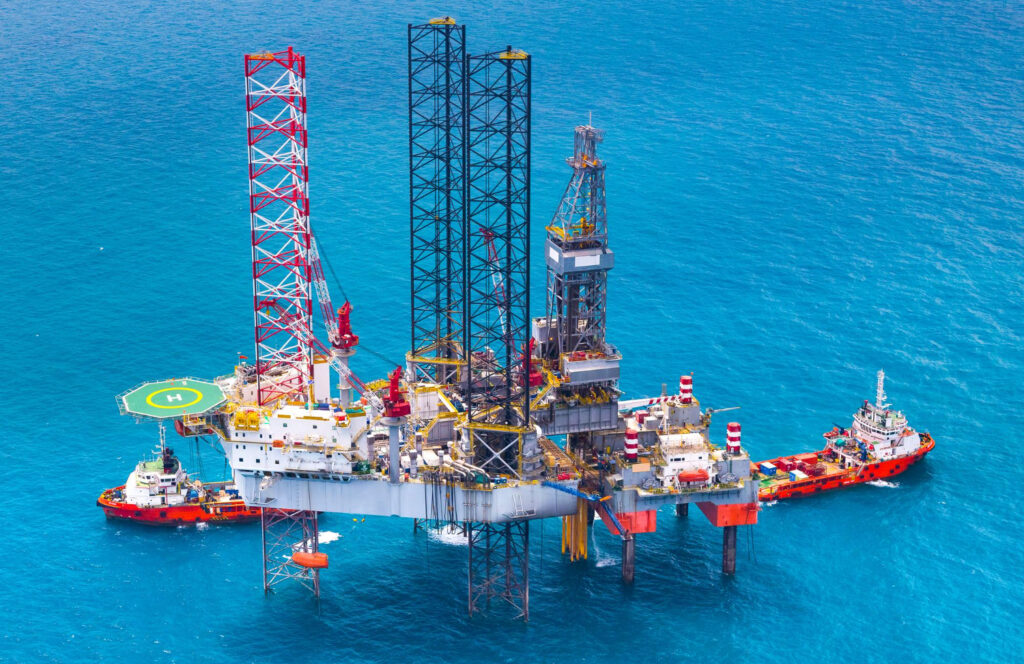 Plataforma petrolífera no mar, a esquerda nota-se o helideque. - Curso NORMAM-27/DCP Helideques