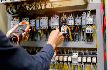 Central eletrica. O objetivo da Consultoria NR 10 é a verificação da adequação à Norma Regulamentadora NR 10 dos sistemas presentes no ambiente avaliado e suas máquinas, quando houver. Ao final da consultoria, é realizado relatório de serviços a serem realizados para adequação, não possuindo validade jurídica. - Consultoria NR 10