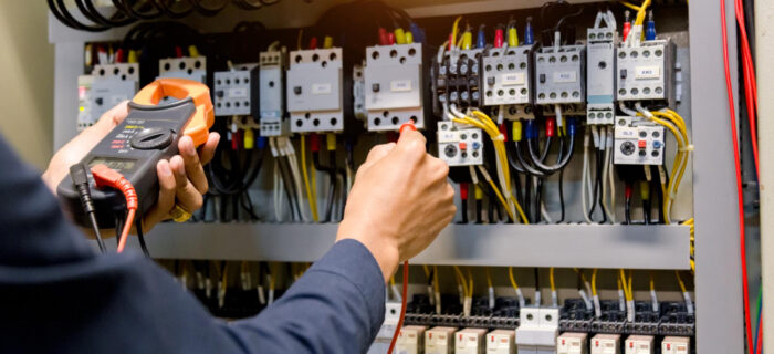 O objetivo da Consultoria NR 10 é a verificação da adequação à Norma Regulamentadora NR 10 dos sistemas presentes no ambiente avaliado e suas máquinas, quando houver. Ao final da consultoria, é realizado relatório de serviços a serem realizados para adequação, não possuindo validade jurídica. - Consultoria NR 10