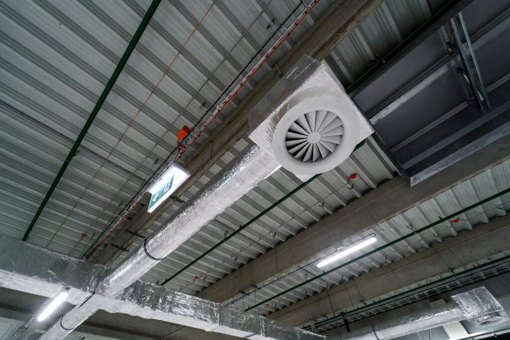 Sistema de ventilação de ar no teto de um grande armazém. - Consultoria Implantação Plano Higienização e PGR Refrigeração