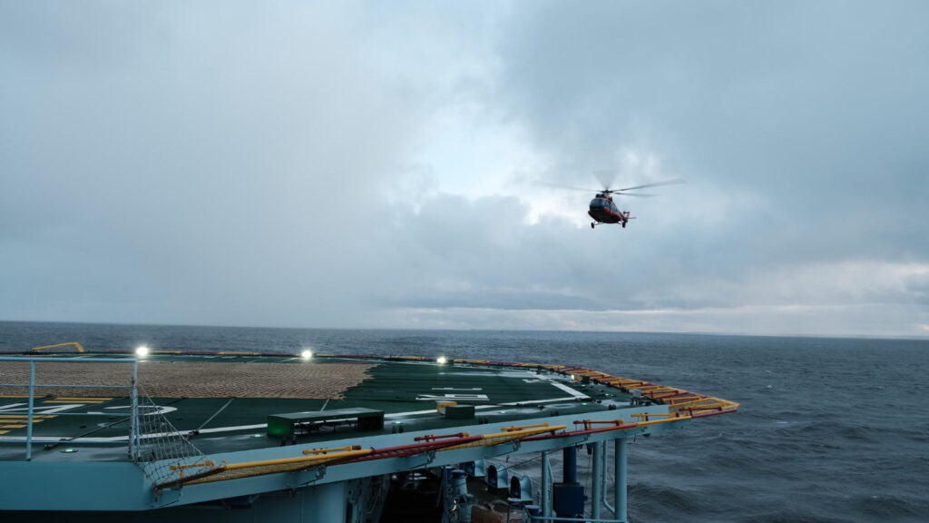 O helicóptero pousa no convés com um hover. Um voo de treinamento com um pouso de treinamento no heliporto de um navio em movimento. - Curso NORMAM-27/DCP Helideques