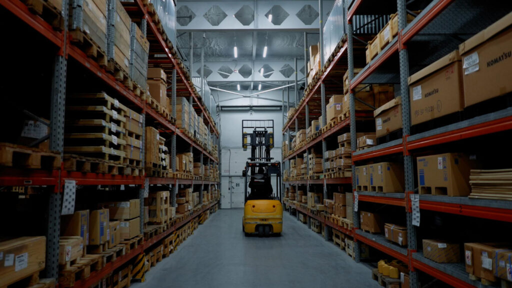Equipamentos industriais movidos por motores elétricos, geralmente alimentados por baterias recarregáveis. - Curso Manutenção de Empilhadeira Elétrica ou a Combustão