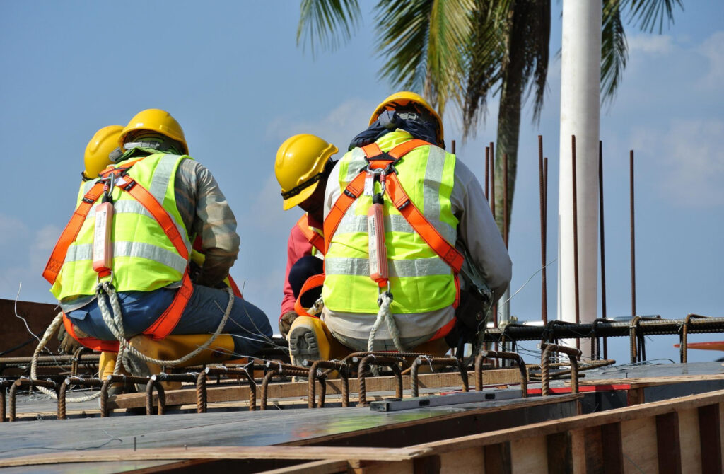Trabalhadores em altura com equipamentos de segurança. - Consultoria NR 01