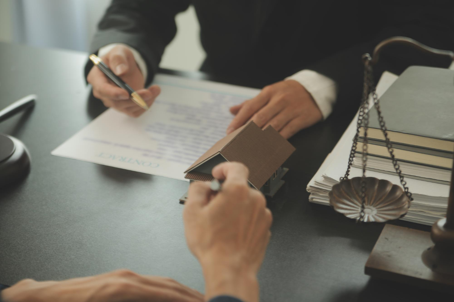 Discussão técnica envolvendo avaliação patrimonial em um processo civil, destacando o papel do Perito Assistencial Civil na análise de bens e contratos para embasar decisões judiciais - Perícia Assistencial Civil.
