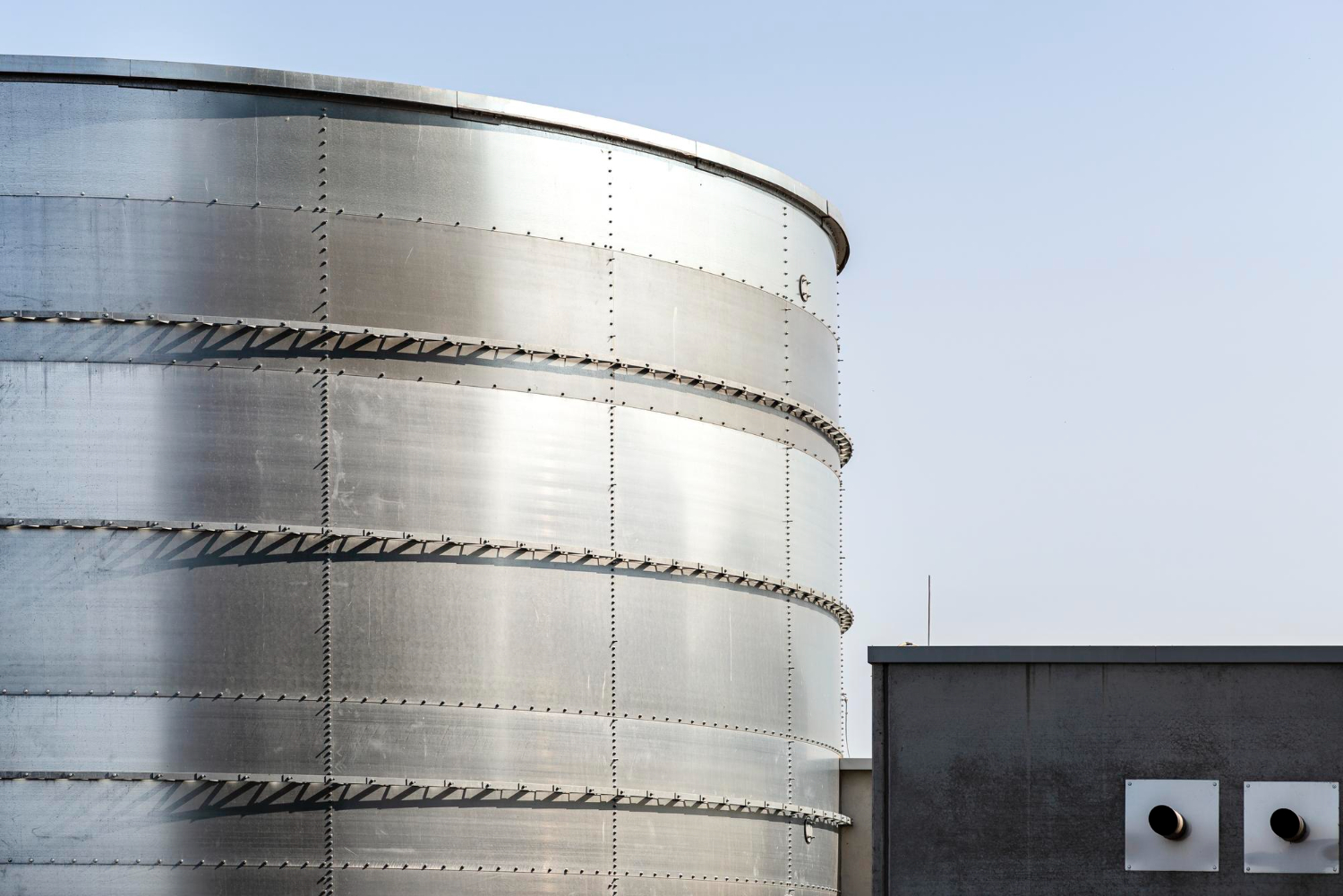 Inspeção técnica detalhada e dimensionamento estrutural do costado de tanques de armazenamento, assegurando a integridade e a conformidade com normas técnicas - Inspeção em Costado de Tanque