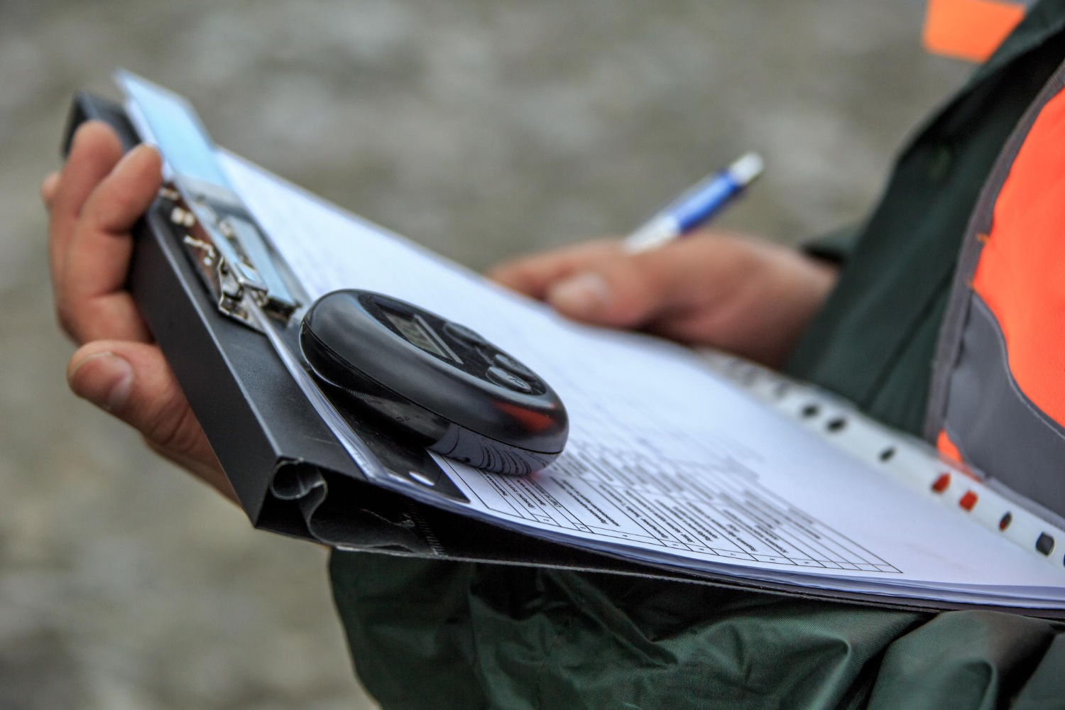Profissional realizando análise técnica em campo, destacando a importância da Perícia Assistencial Civil para fundamentar laudos e garantir justiça em disputas jurídicas - Perícia Assistencial Civil.