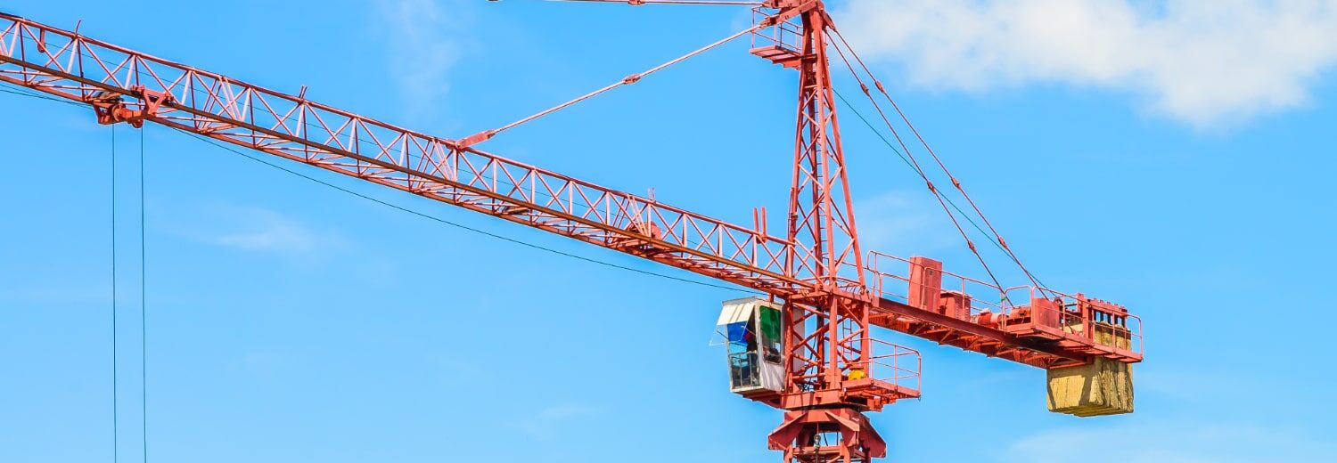 Grua em canteiro de obra. - Laudo Grua Aterramento