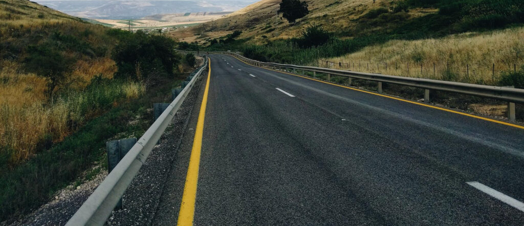 As defesas metálicas minimizam danos em caso de colisões, protegem motoristas e pedestres e evitam que os veículos saiam da pista ou invadam áreas perigosas. - Laudo Defensas Metálicas
