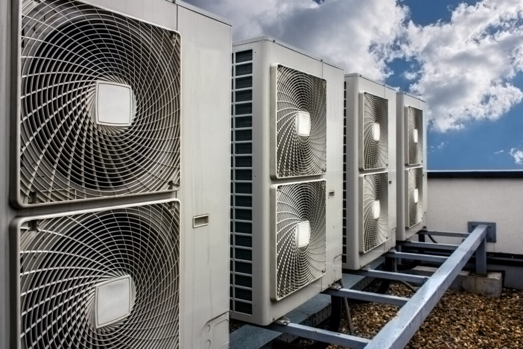 O curso oferece conhecimento especializado sobre sistemas de aquecimento, ventilação e ar-condicionado, capacitando os profissionais para instalar, operar, manter e solucionar problemas nesses sistemas. - Curso Projetista Sistemas HVAC