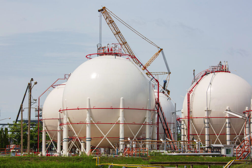 As esferas GLP (Gás Liquefeito de Petróleo) funcionam como grandes reservatórios metálicos que armazenam o GLP de forma segura e eficiente. - Curso Inspeção Esfera GLP