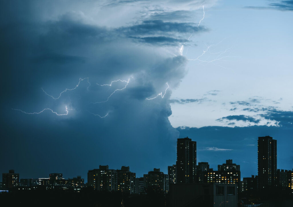 Raios, sem dúvida, podem causar danos significativos a estruturas, equipamentos e sistemas elétricos. Assim, se o SPDA não for bem mantido, a energia do raio pode, eventualmente, descarregar de forma inadequada.