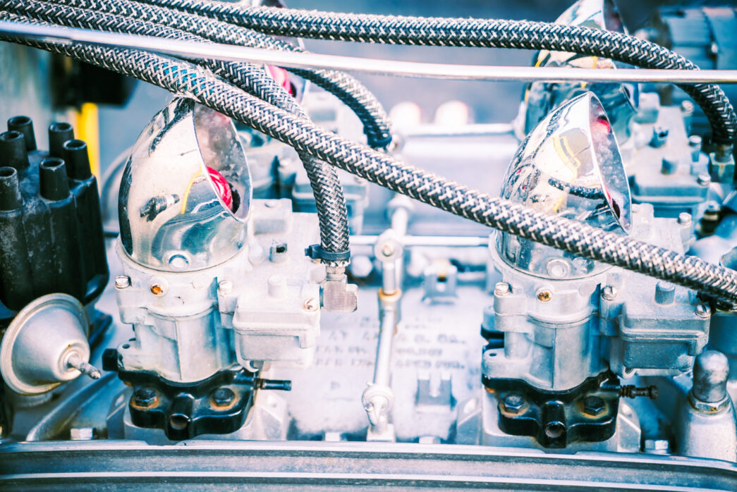 Inspeção e controle de pressão em sistemas pneumáticos utilizando um manômetro de precisão com acoplamento rápido, ideal para manutenção de equipamentos industriais. - Curso P110.