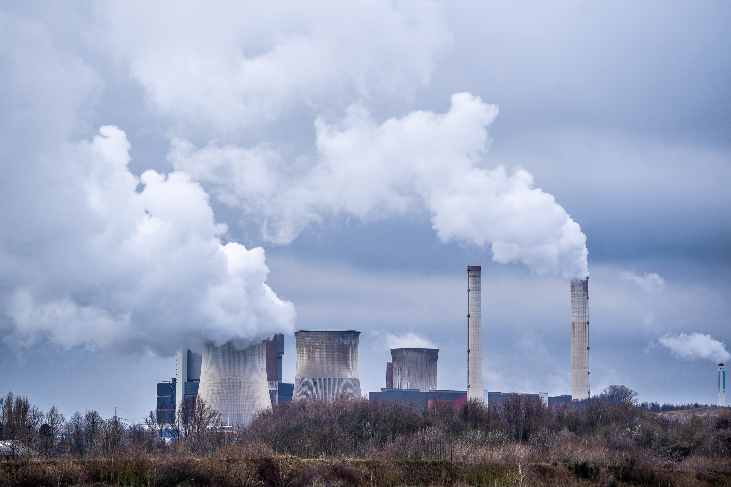 Monitoramento das emissões atmosféricas garante conformidade ambiental e reduz os impactos da atividade industrial.