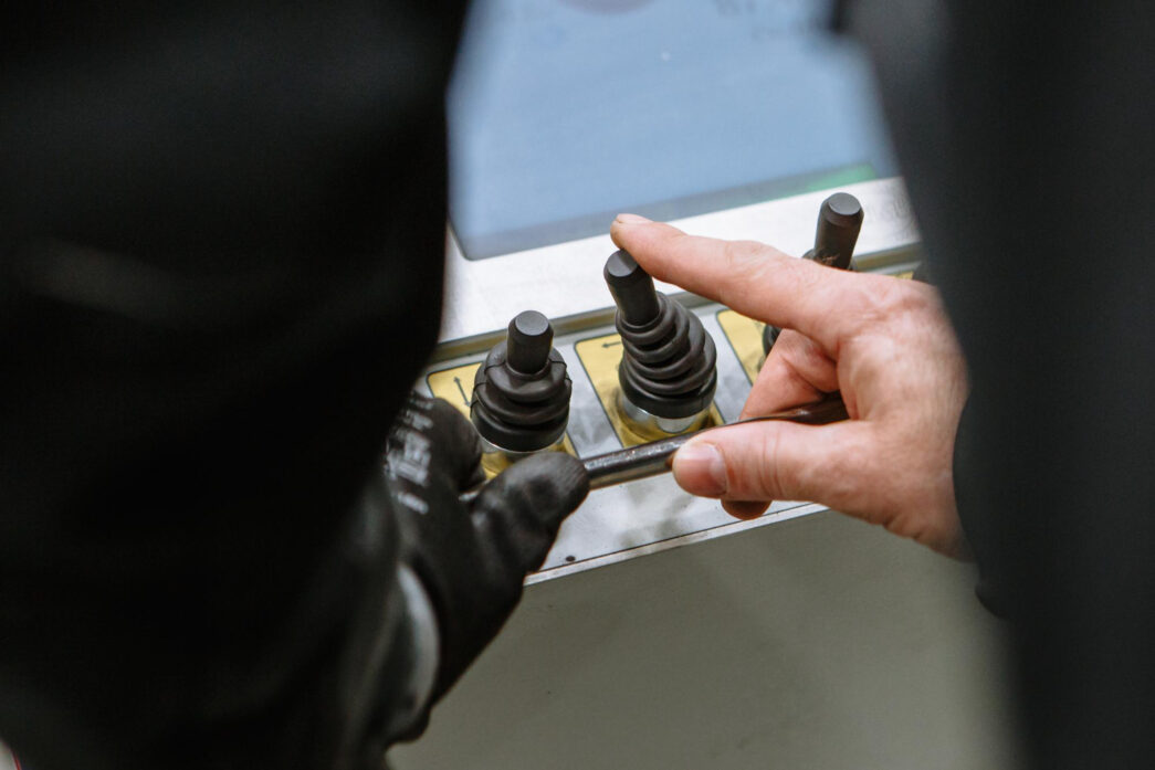 Controle na palma da mão: O comando hidráulico manual permite ajuste preciso e resposta imediata para operações seguras e eficientes. Curso Comandos Hidraúlicos NBR8897.