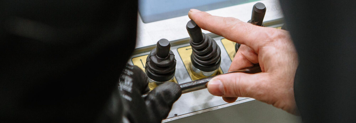 Controle na palma da mão: O comando hidráulico manual permite ajuste preciso e resposta imediata para operações seguras e eficientes. Curso Comandos Hidraúlicos NBR8897.