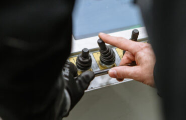 Controle na palma da mão: O comando hidráulico manual permite ajuste preciso e resposta imediata para operações seguras e eficientes Controle na palma da mão: O comando hidráulico manual permite ajuste preciso e resposta imediata para operações seguras e eficientes. Curso Comandos Hidraúlicos NBR8897.