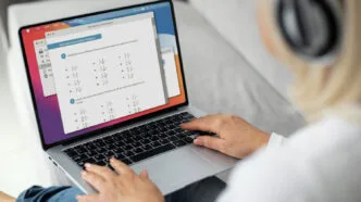 Programação lógica em ação: assim como um CLP otimiza processos industriais, o raciocínio estruturado garante precisão na resolução de problemas. -