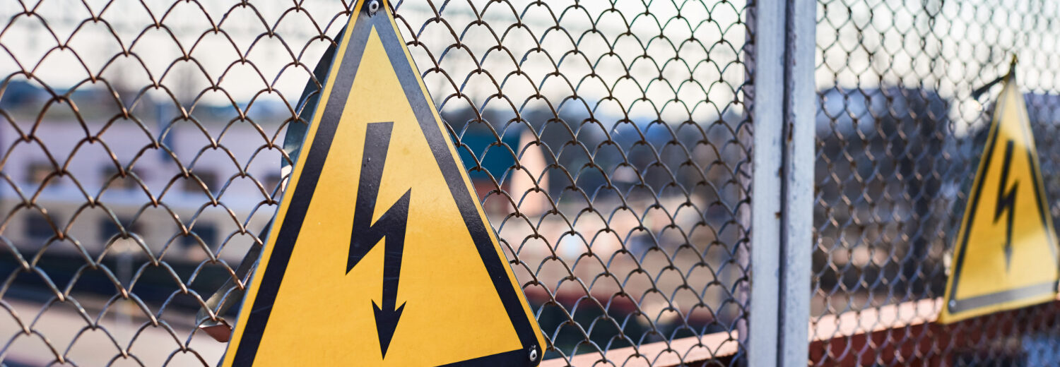A central eletrônica do aparelho da cerca elétrica envia pulsos de alta tensão, que podem chegar a 8.000 V, porém, com tensão quase irrisória, o que impede de alguém ficar preso à corrente elétrica, sendo jogado para longe do objeto. Quando ocorre um contato com a cerca ou algum fio é cortado, o alarme de segurança é ativado, pois ocorre a fuga de energia. Choque da cerca elétrica não pode matar pessoas visto que a tensão é baixíssima, embora a corrente seja de até 8.000 V. A tensão na corrente é pulsativa, ou seja, não há a possibilidade de alguém ficar grudada recebendo choques continuamente na cerca.