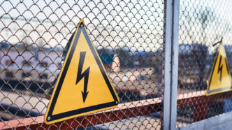 A central eletrônica do aparelho da cerca elétrica envia pulsos de alta tensão, que podem chegar a 8.000 V, porém, com tensão quase irrisória, o que impede de alguém ficar preso à corrente elétrica, sendo jogado para longe do objeto. Quando ocorre um contato com a cerca ou algum fio é cortado, o alarme de segurança é ativado, pois ocorre a fuga de energia. Choque da cerca elétrica não pode matar pessoas visto que a tensão é baixíssima, embora a corrente seja de até 8.000 V. A tensão na corrente é pulsativa, ou seja, não há a possibilidade de alguém ficar grudada recebendo choques continuamente na cerca.
