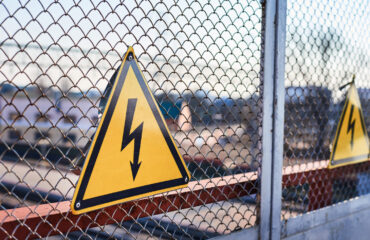 Laudo Cerca Elétrica A central eletrônica do aparelho da cerca elétrica envia pulsos de alta tensão, que podem chegar a 8.000 V, porém, com tensão quase irrisória, o que impede de alguém ficar preso à corrente elétrica, sendo jogado para longe do objeto. Quando ocorre um contato com a cerca ou algum fio é cortado, o alarme de segurança é ativado, pois ocorre a fuga de energia. Choque da cerca elétrica não pode matar pessoas visto que a tensão é baixíssima, embora a corrente seja de até 8.000 V. A tensão na corrente é pulsativa, ou seja, não há a possibilidade de alguém ficar grudada recebendo choques continuamente na cerca.