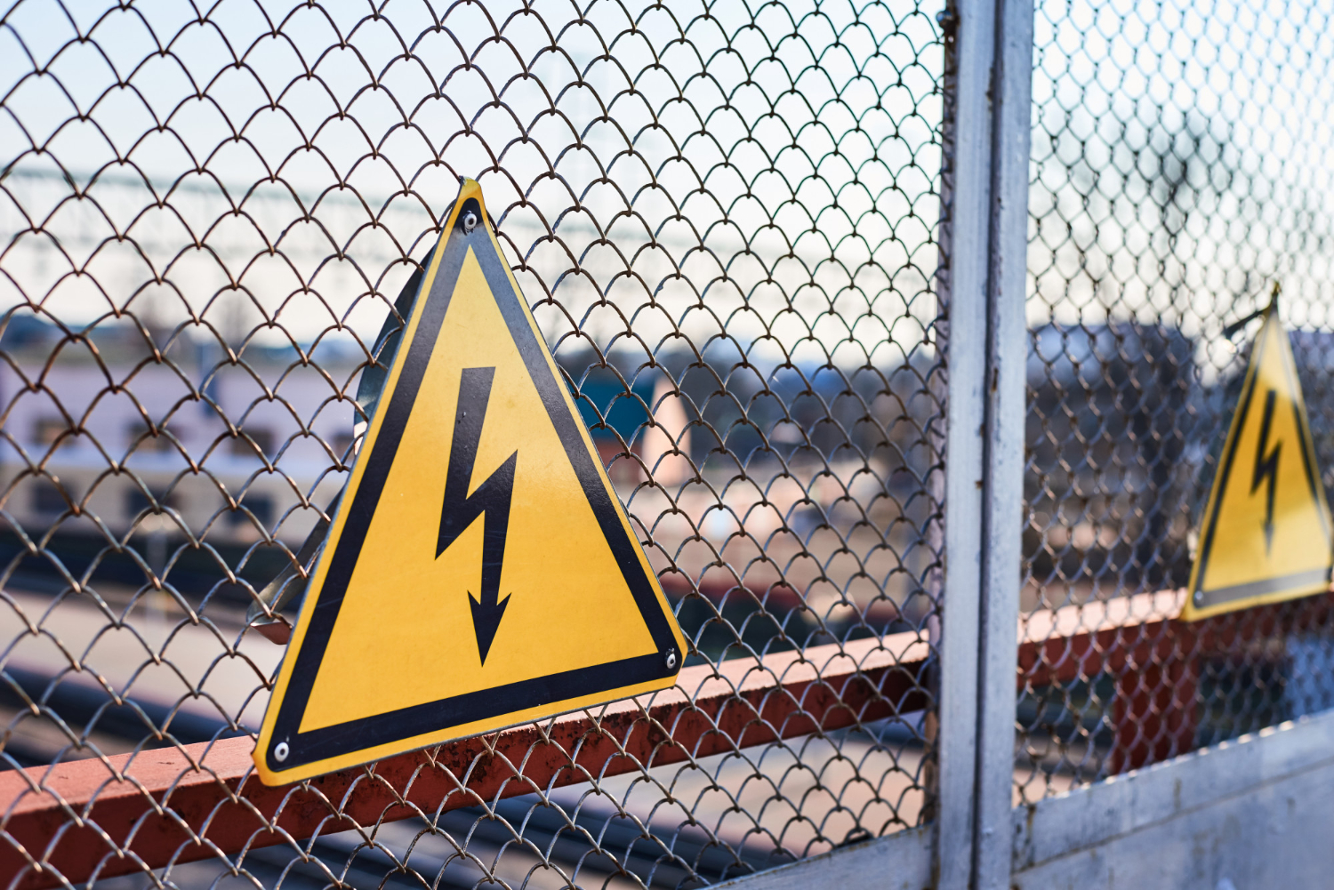 A central eletrônica do aparelho da cerca elétrica envia pulsos de alta tensão, que podem chegar a 8.000 V, porém, com tensão quase irrisória, o que impede de alguém ficar preso à corrente elétrica, sendo jogado para longe do objeto. Quando ocorre um contato com a cerca ou algum fio é cortado, o alarme de segurança é ativado, pois ocorre a fuga de energia. Choque da cerca elétrica não pode matar pessoas visto que a tensão é baixíssima, embora a corrente seja de até 8.000 V. A tensão na corrente é pulsativa, ou seja, não há a possibilidade de alguém ficar grudada recebendo choques continuamente na cerca.